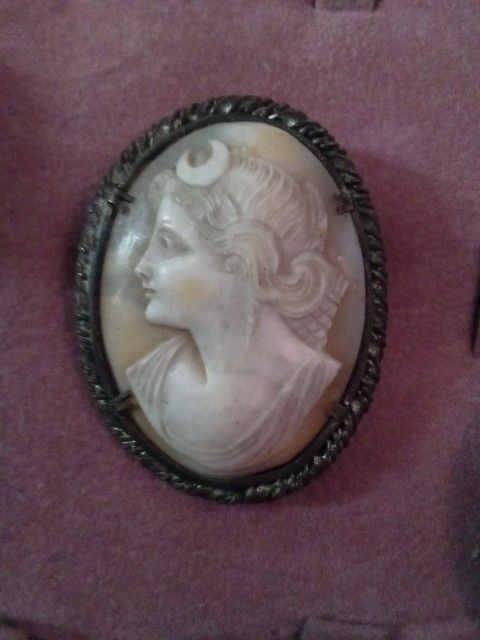 Vintage Cameo Broch