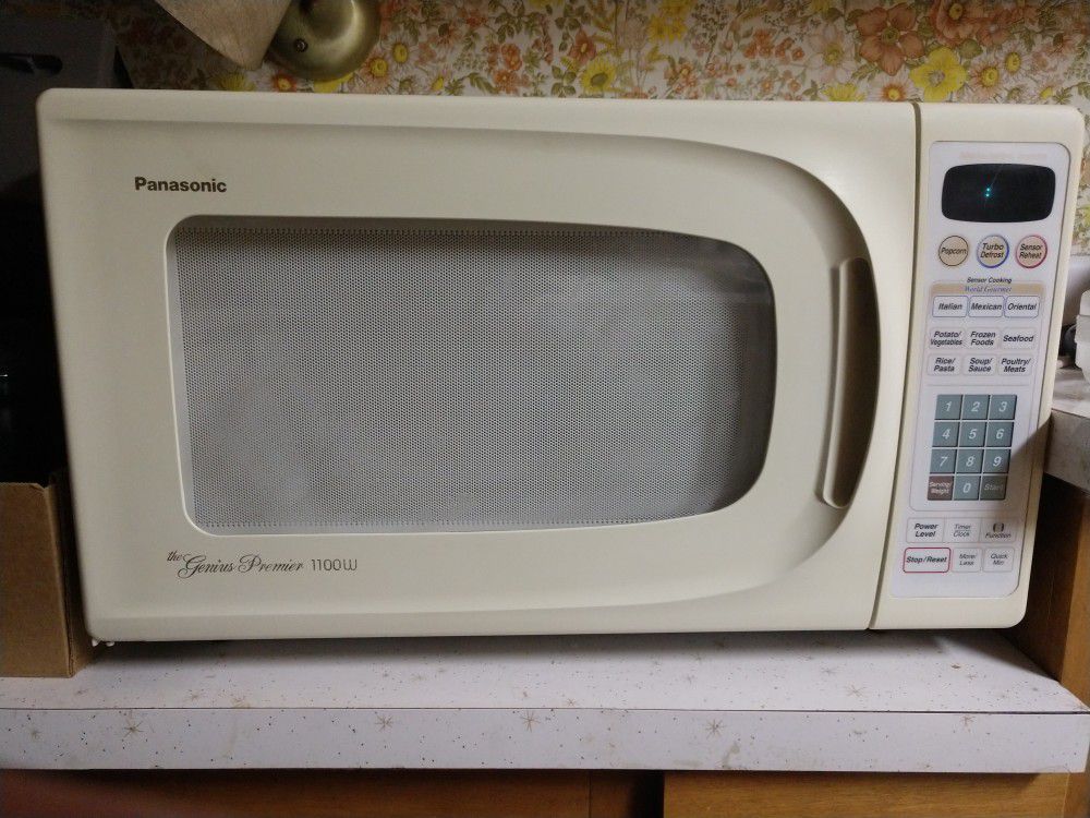 White Panasonic 1100W Microwave