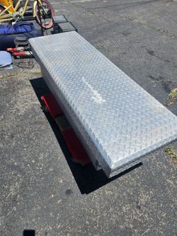 Truck tool box