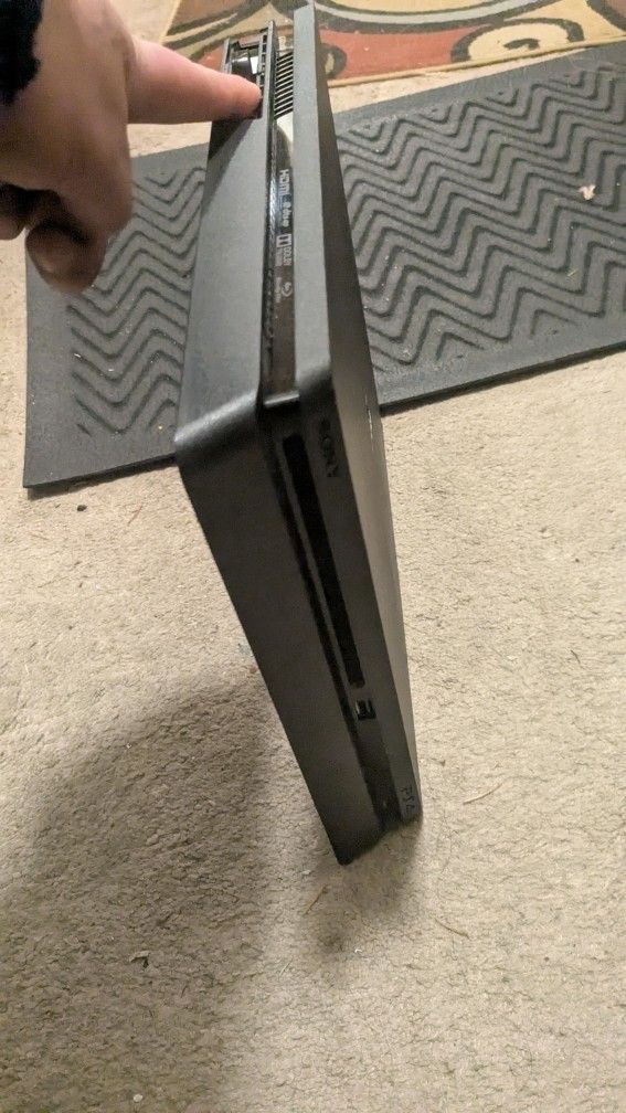 PS4 Slim Comes With Cables And Controller 