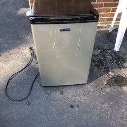 Very Good Condition Emerson Refrigerator 