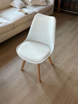 White Tulip-Style Dining Chair with Wood Legs (Set of 4)