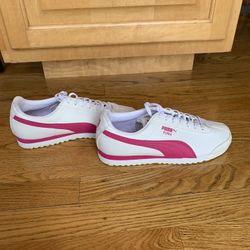 ALMOST Like NEW Womens PUMA Roma Size 6 1/2 