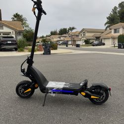 Dual-motor dual-battery high-speed electric scooter