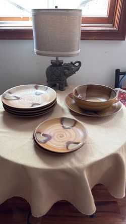 Very nice  5 Dinner serving Dishes, 2 Salad dishes and Serving plater and Salad  Dish