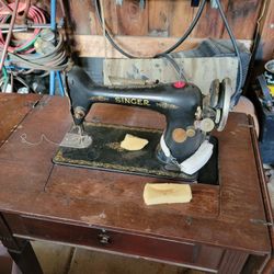 1900s Singer Sawing Machine 