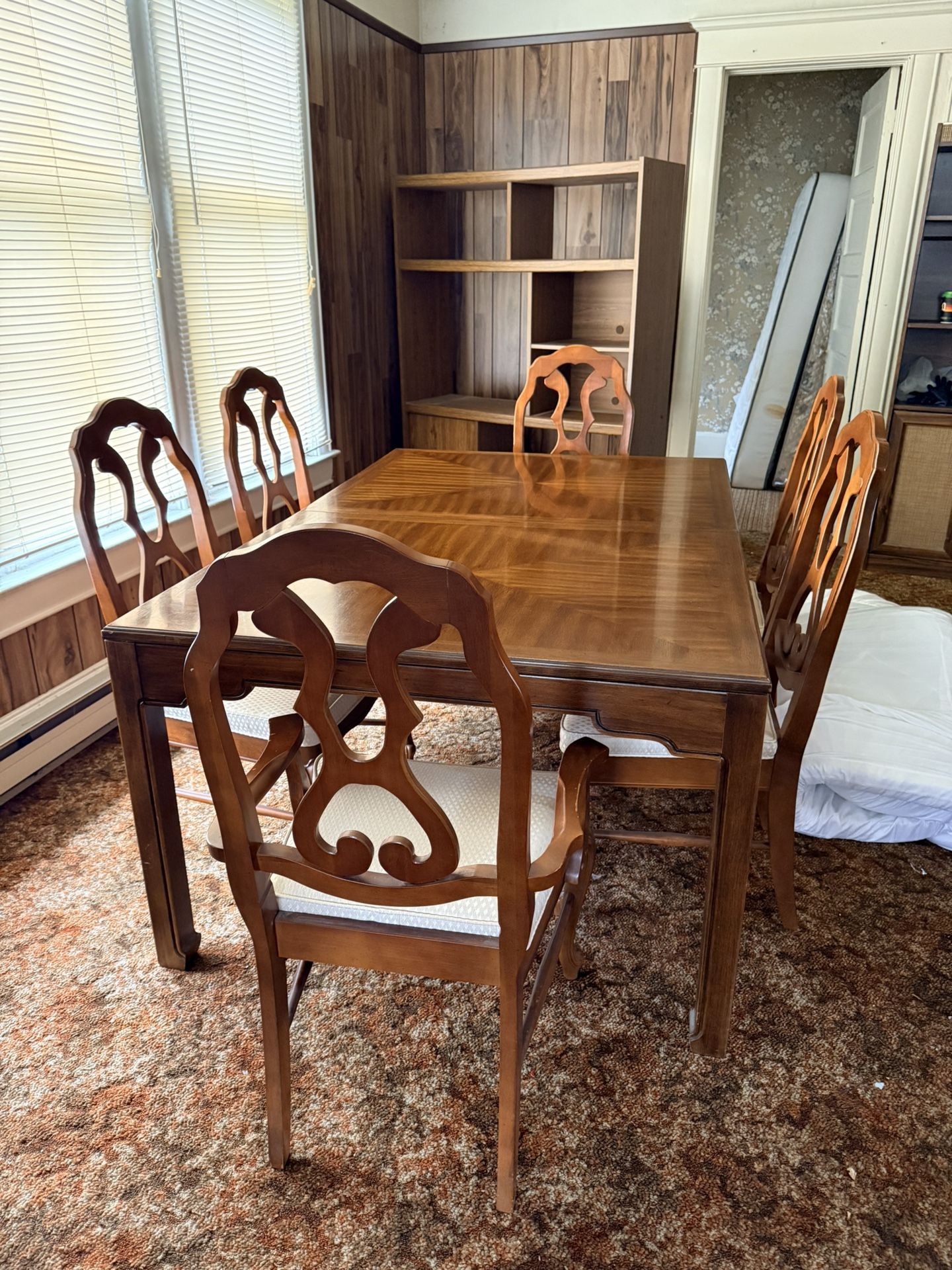 Vintage Bassett Dining table with 6 chairs.