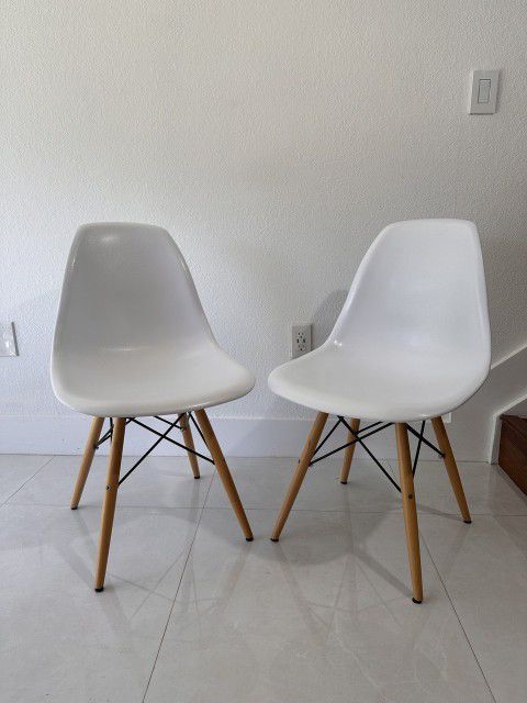 Accent White Chairs with Wooden Legs 