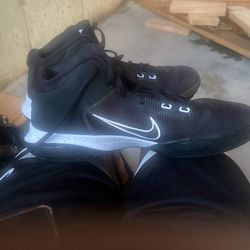 kyrie flytrap 4’s black and white 