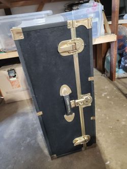 Black trunk (chest)