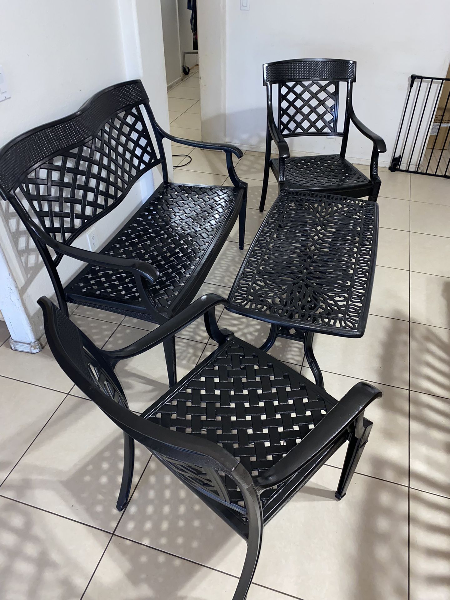 9 Pieces  Patio   Furniture Like New 