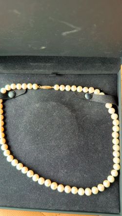 Gold pearl necklace