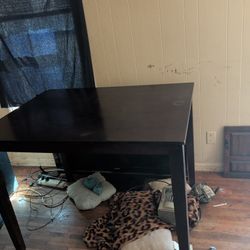 Table Matching Chairs 