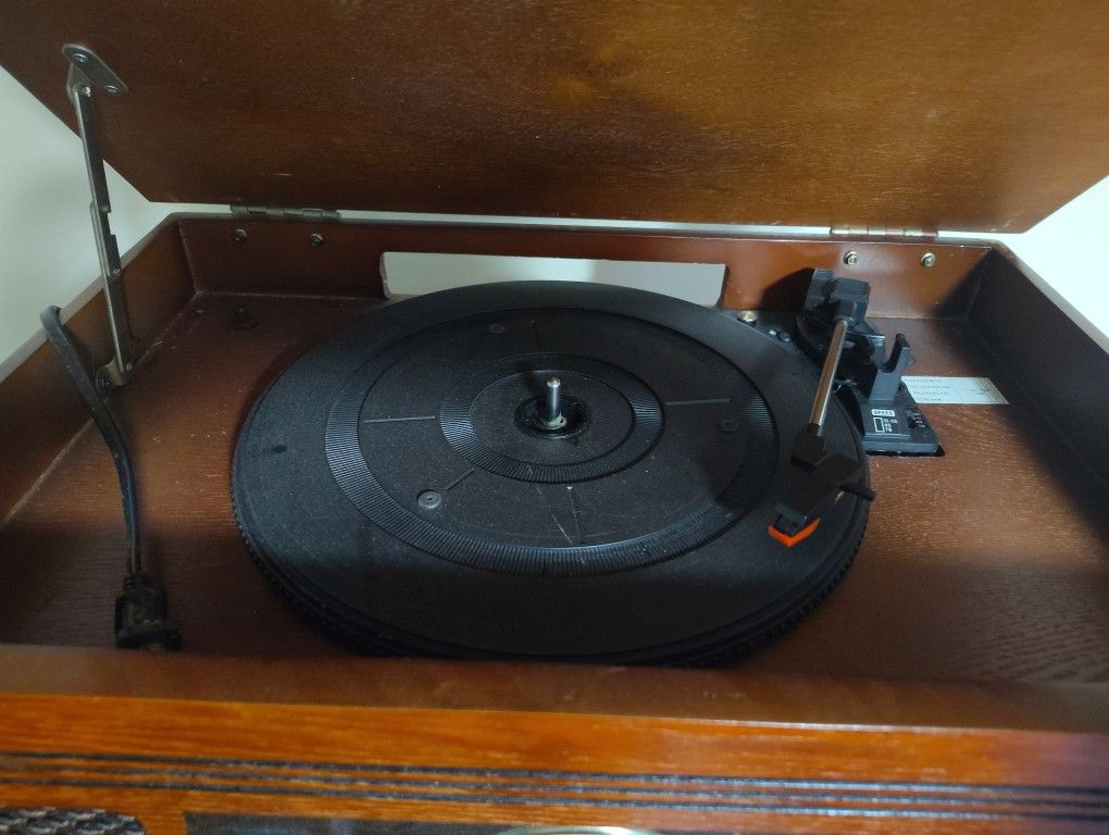 Old-time Radio With The CD Player And A Tape Player On The Side
