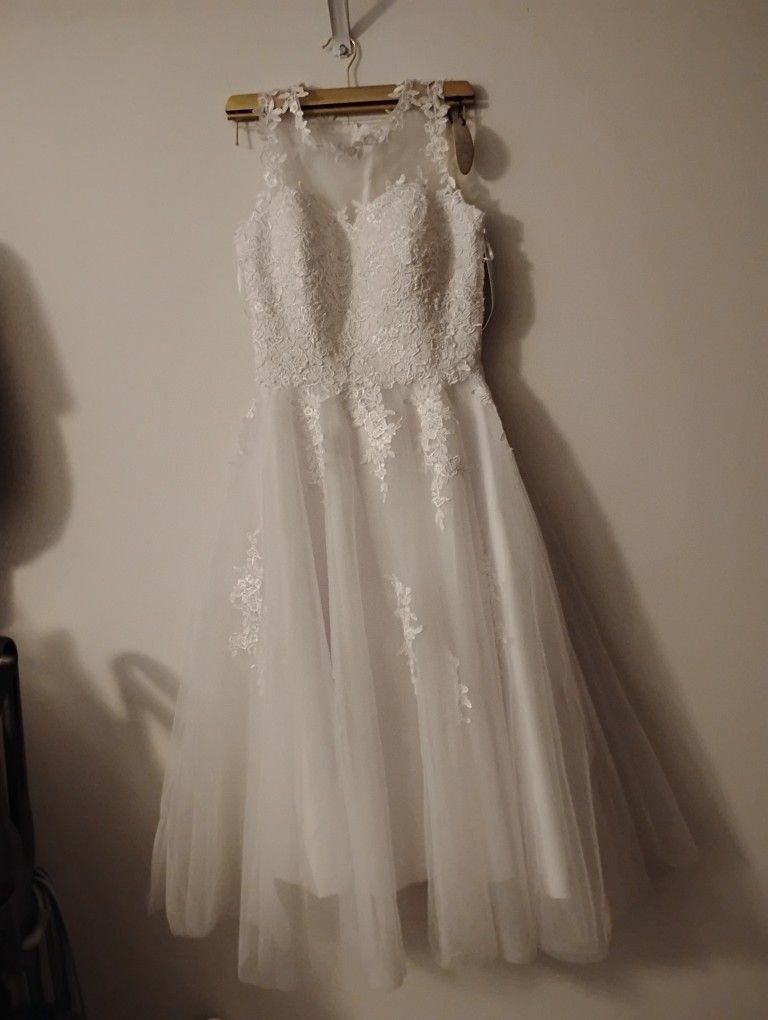 Brand New With Tags Wedding Dress BEAUTIFUL 