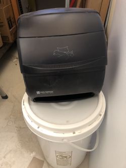 Paper towel dispenser