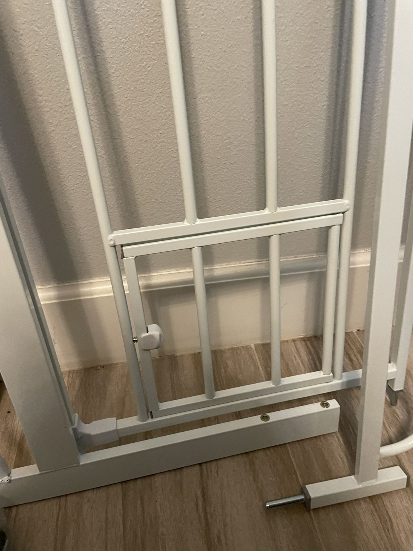 Extra Wide Baby Gate With Doggy Door