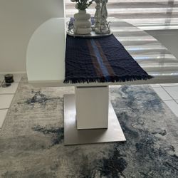 Modern Dining Table Like New – White Glass Top