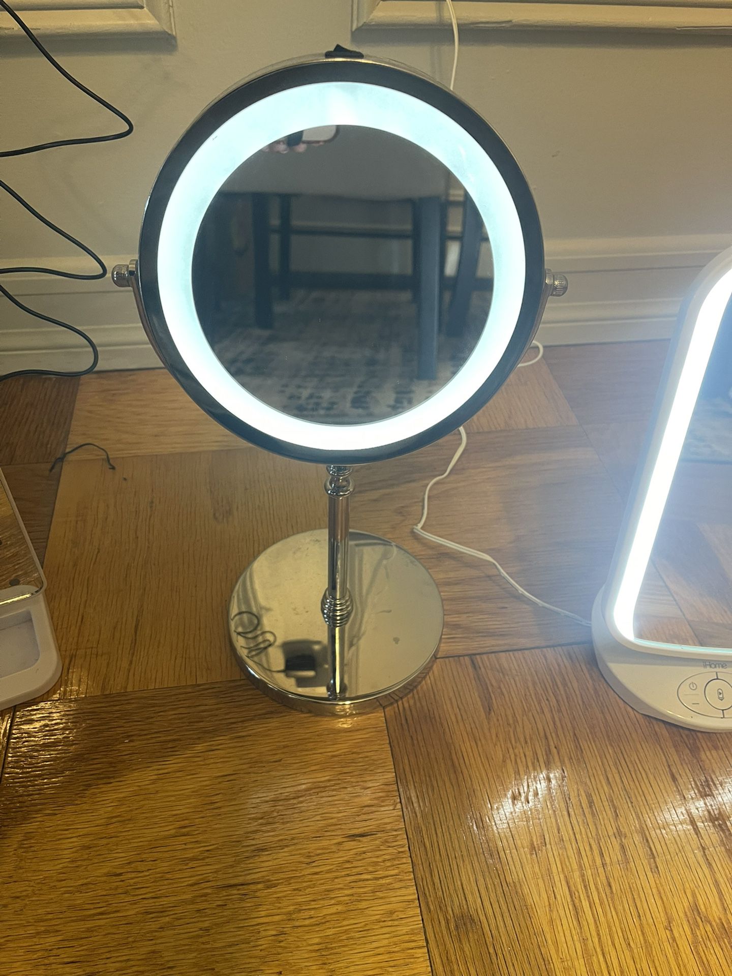 Portable Battery Operated Lighted Dual Sided Magnified Makeup Mirror 