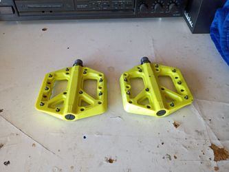 Yellow composite. Crank Brothers stamp 1 flat pedals