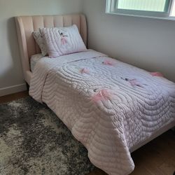 Beautiful Pottery Barn Kids  - Twin Bed and Mattress 