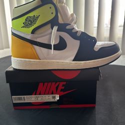NIKE AIR JORDAN 1 RETRO HIGH WHITE BLACK VOLT UNIVERSITY GOLD 