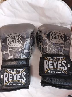 Cleto Reyes boxing gloves (New)