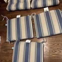 Outdoor Chair pads
3 thinner ones with ties
2thicker no ties 
Blue/gray/white/black stripe

Thinner- 18x20
Larger- 16x19

