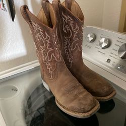 COWGIRL BOOTS Size 6.5 W