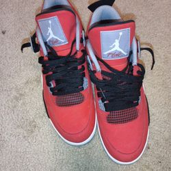 Jordan 4 Retro
- Toro Bravo Sz 11