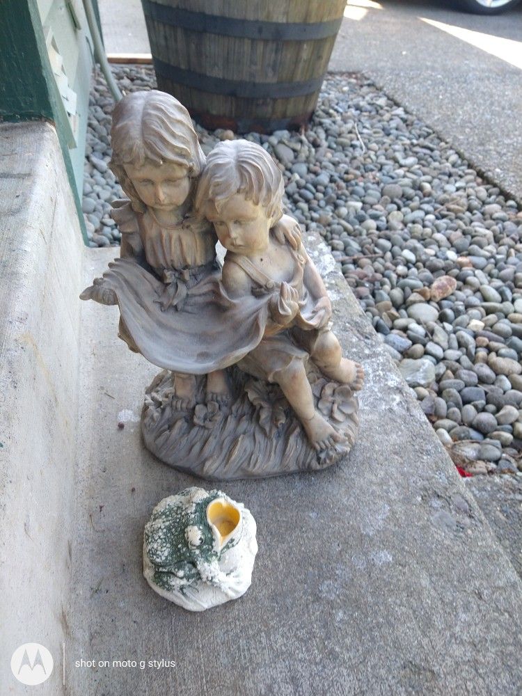 Outdoor Figurine Two Children Towel Forming A Bird Bath