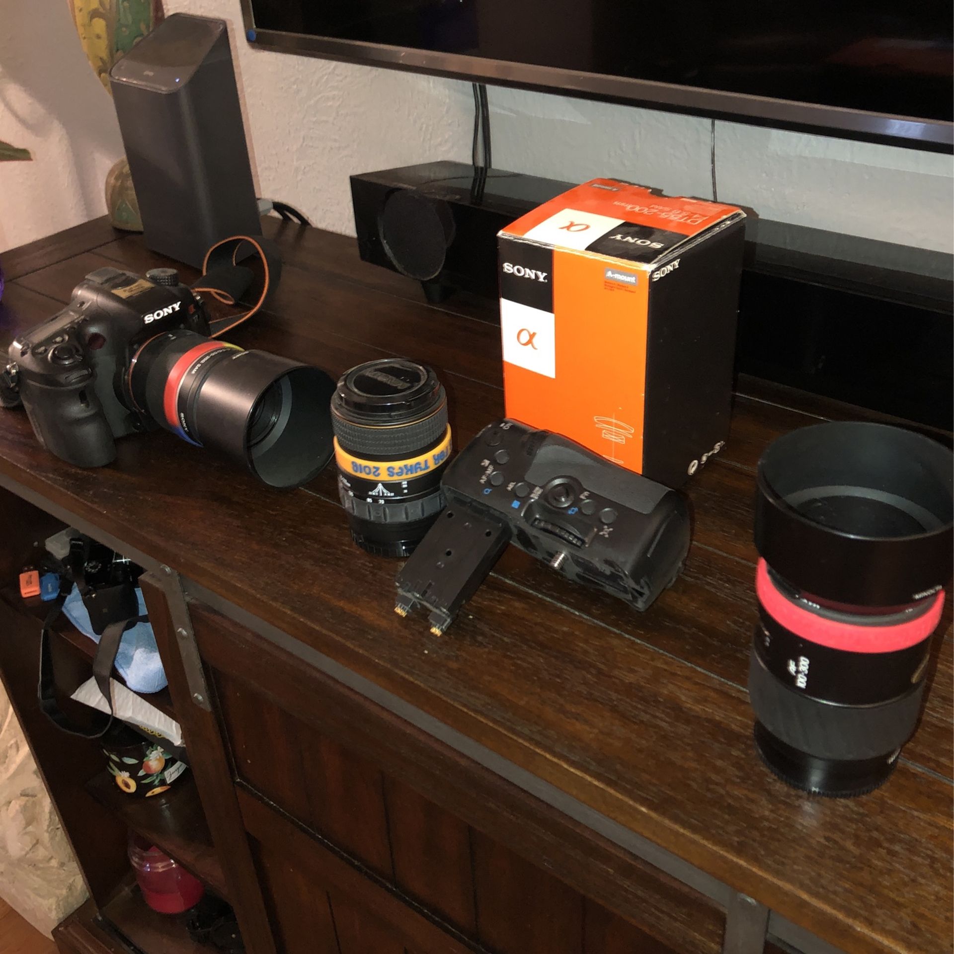 Sony SLT A77 24.3 MP Digital Camera/Extras