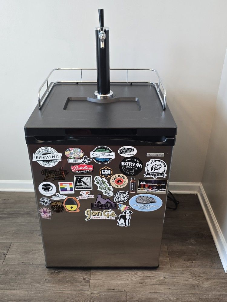 Insigniaâ„¢ - 5.6 Cu. Ft. 1-Tap Beverage Cooler Kegerator