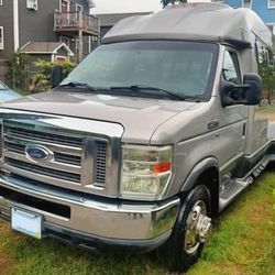 2011 Ford E350 Super Duty Passenger 
