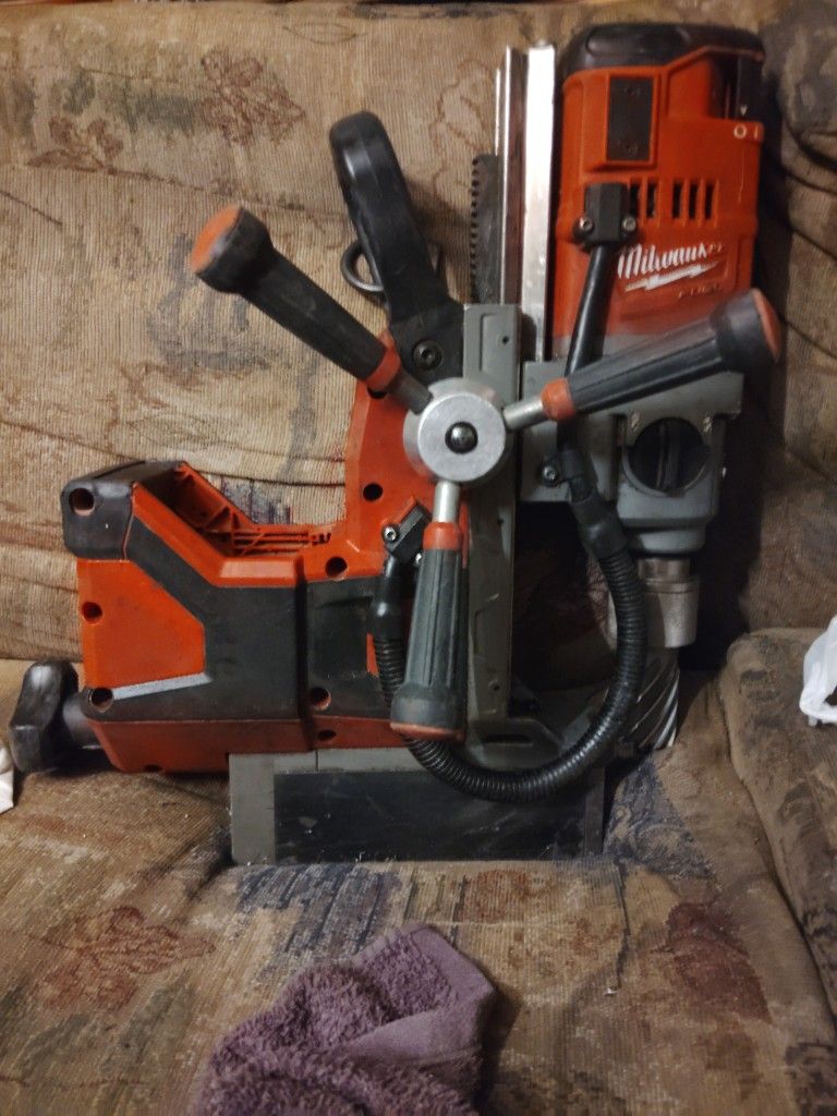 18 V Milwaukee Portable Magnet Drill Press