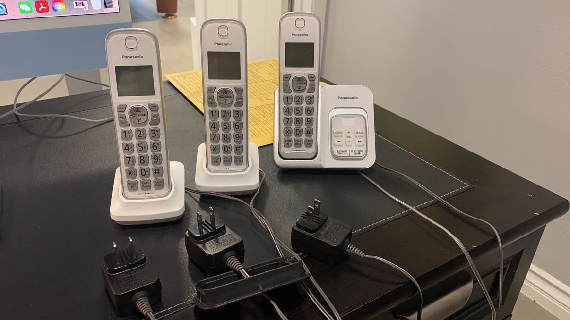 Panasonic K X - TGD533W Cordless Phone with answering machine - 3 Handsets