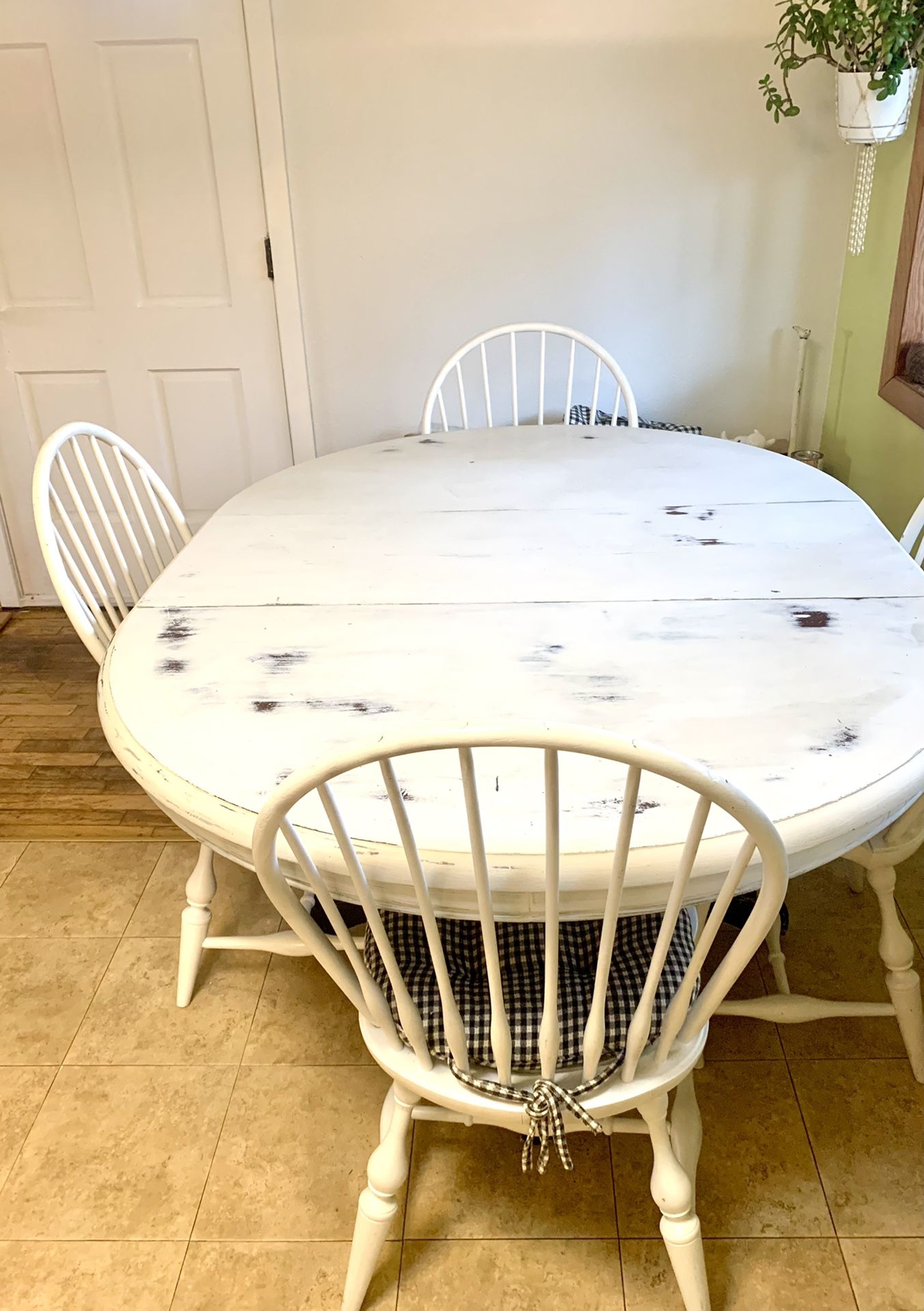 Nichols & stone Round Table 4 Chairs With Leaf