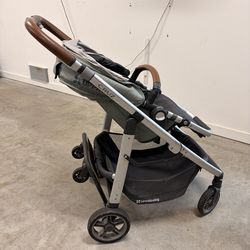 Pending: Uppababy Cruz with piggyback board