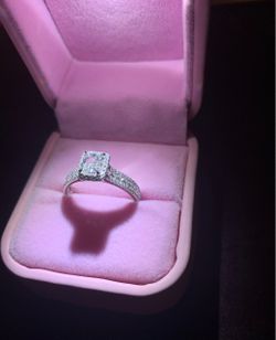 14kt White Gold Diamond Halo engagement ring