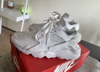 Nike huarache’s, worn once, all white!!
