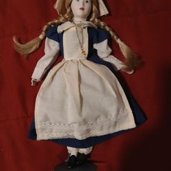 Collectible 13 Colonies Doll 