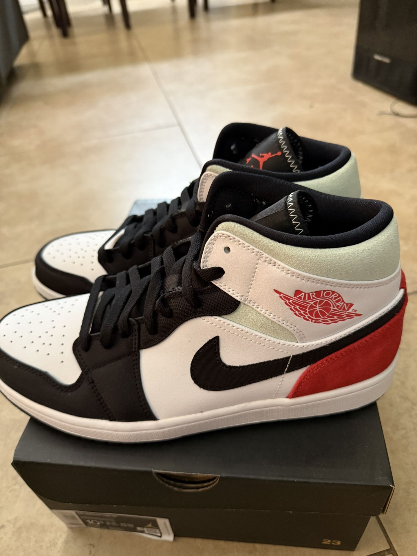 Jordan 1 Mid New 10.5 m