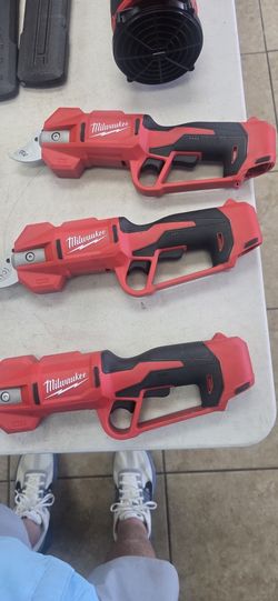 MILWAUKEE  PRUNING SHEARS 100$ TOOL ONLY  RETAILS 200