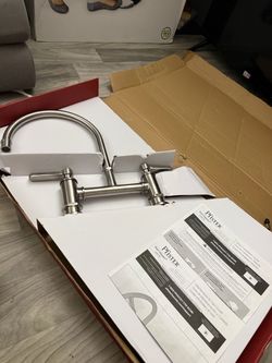 Pfister Port Haven Bridge Kitchen Faucet + Side Sprayer LG31-TDS