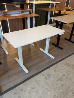 40” White Electric Height-Adjustable Standing Desk