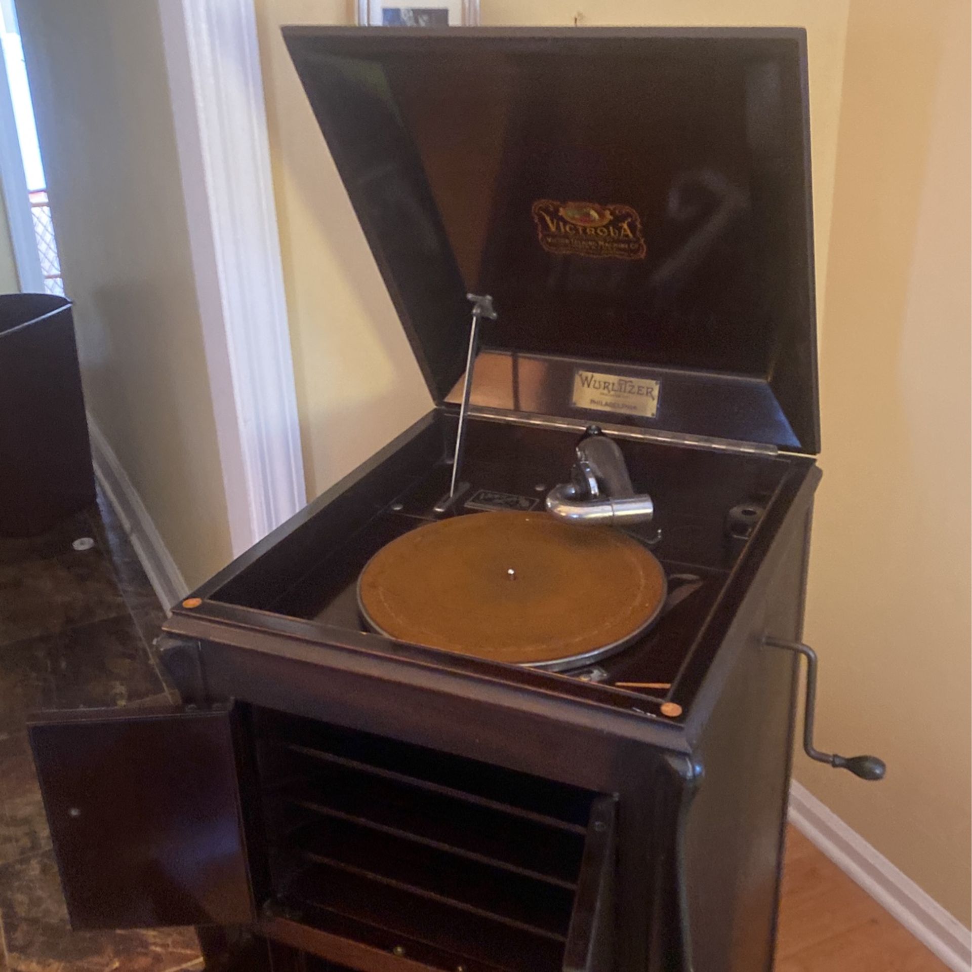 Antique Wurlitzer Victrola 