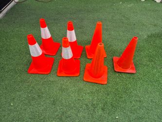 7 piece of safety traffic cone 18"in tall // in good condition $50 for all