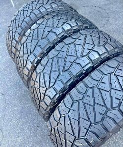 Vendo. 35/12.50/R20 Nittos las 4 llantas por $220