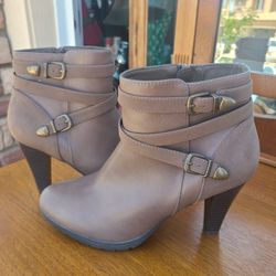 Nee Size 9.5 Boots