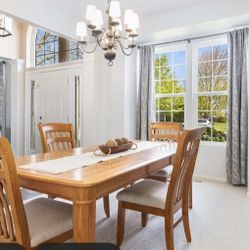 Broyhill Dining room Table, Insert Leaf & 4 Chairs